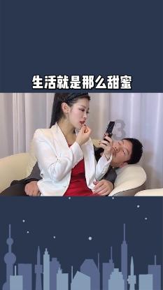 熊孩子取号机前任性取十几张号，妈妈一招化任性为家教，被狂赞！